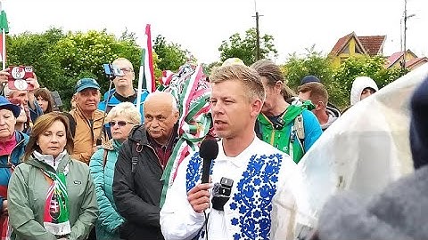 Magyar Péter magyar ellenzéki vezető átsétál a határon Romániába