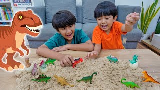 Ziyan dan Kyo Main Dinosaurus di Pasir