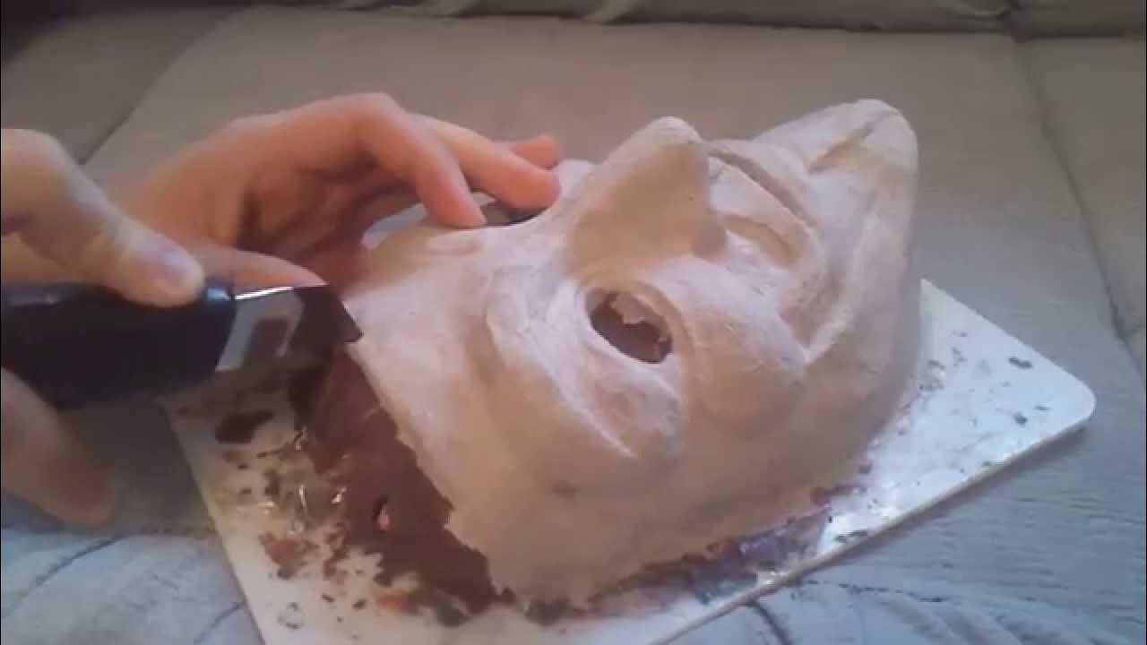 Бумажные маски. Венецианские маски на стену. Как приделать резинку к маске. Как наклеить маску. Как прикрепить резинку к маске из картона.