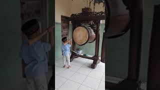 penabuh bedug menjelang adzan  termuda