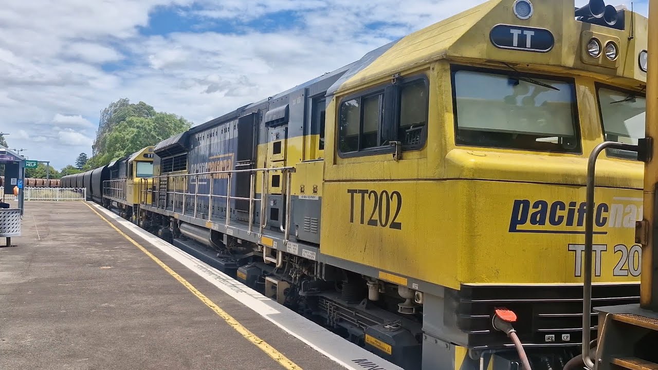 19/01/26 Pacific National Coal Train MR300 passing High Street