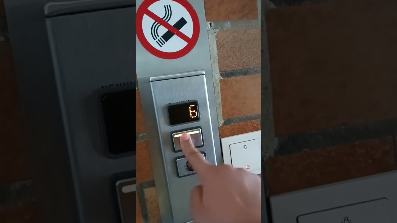 Sehr sehr alte WERTHEIM AUFZÜGE in einem Wohnhochhaus. BJ 1954 Mod. Durch SCHINDLER Aufzüge BJ 2009