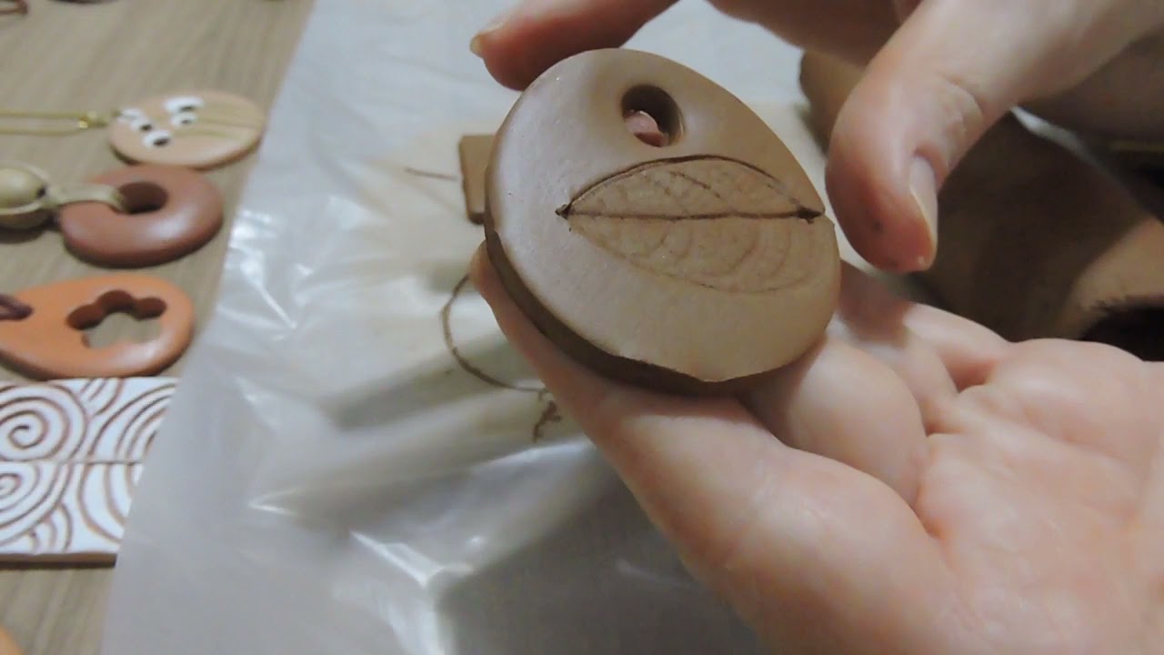 1ª de 4 aulas, como fazer pingentes e peças com argila para montagem de colares (jóias da natureza)