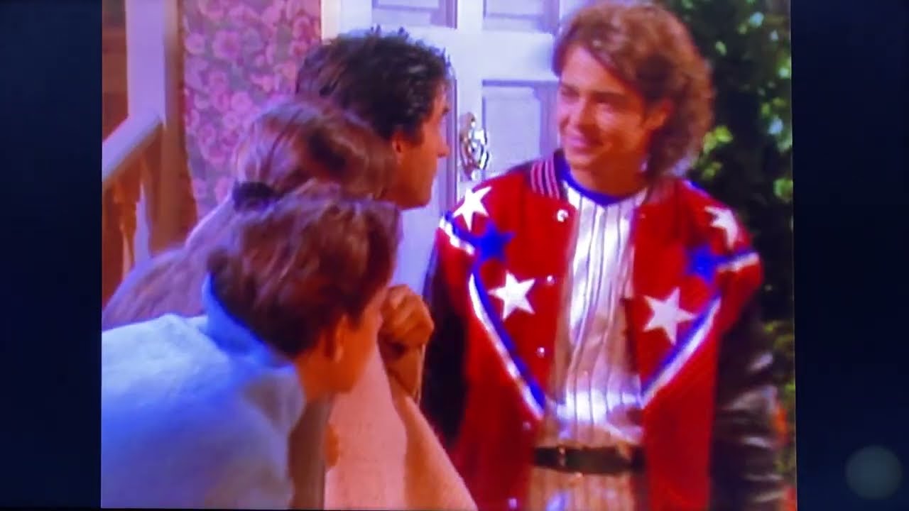 Female Bodybuilder Raye Hollitt Meets Mayim Bialik & Joey Lawrence