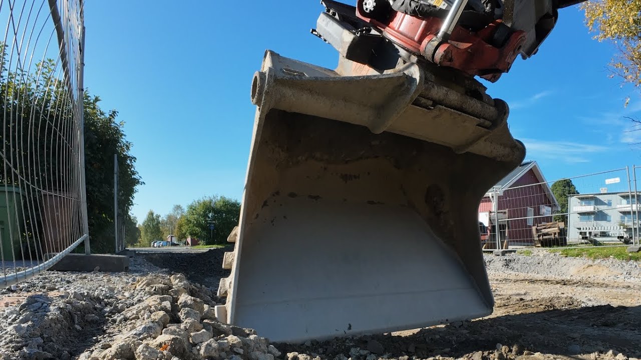 Volvo EC300El with rototilt r8 work, backfilling and pushing alot of gravel