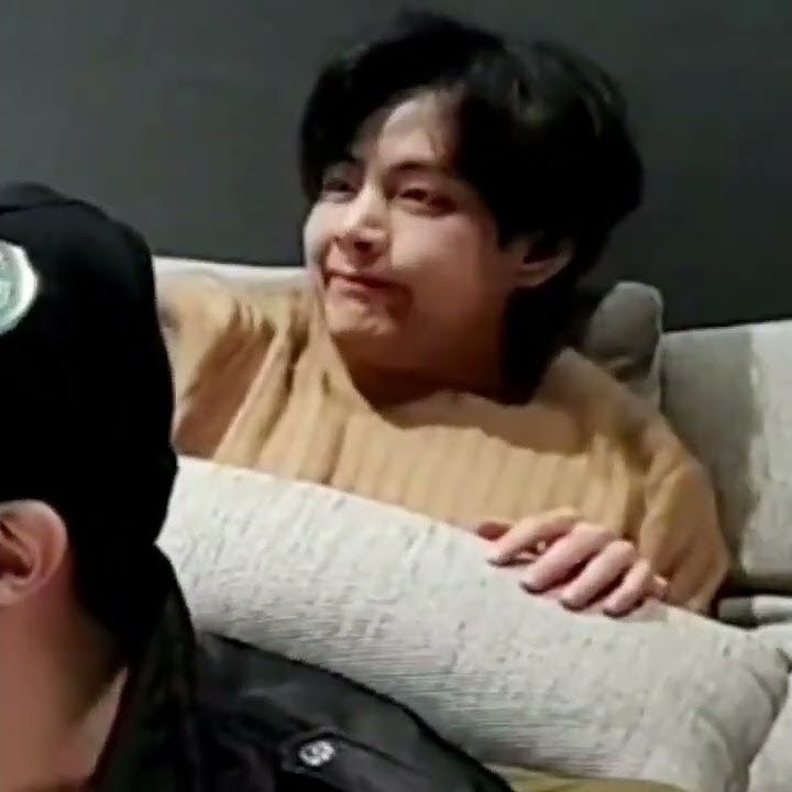 220319 Sleepy Taehyungie trying not to yawn on today's Vlive