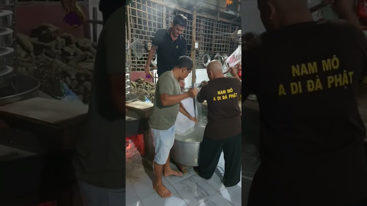 tại đạo tràng minh thiện huệ thọ đang vô cơm đi phát gieo duyên tại bv đa khoa Cần Thơ