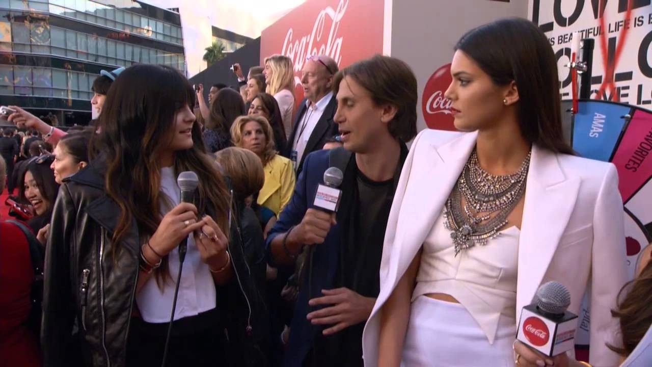 Kendall And Kylie Jenner Red Carpet Interview Amas 2013 Youtube