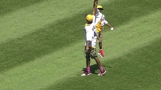 MIL@CHC: Jackie Robinson West takes field before game