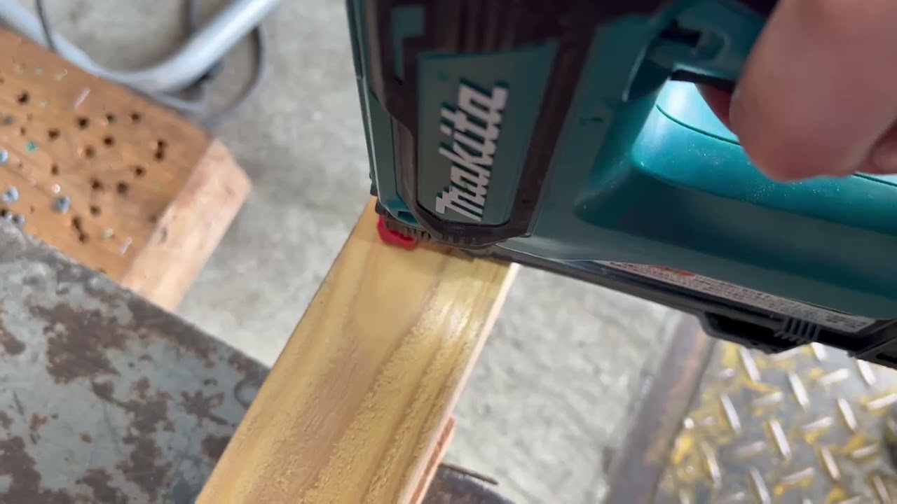 マキタ makita 充電式タッカ ST121D 一番館東静岡店 - YouTube