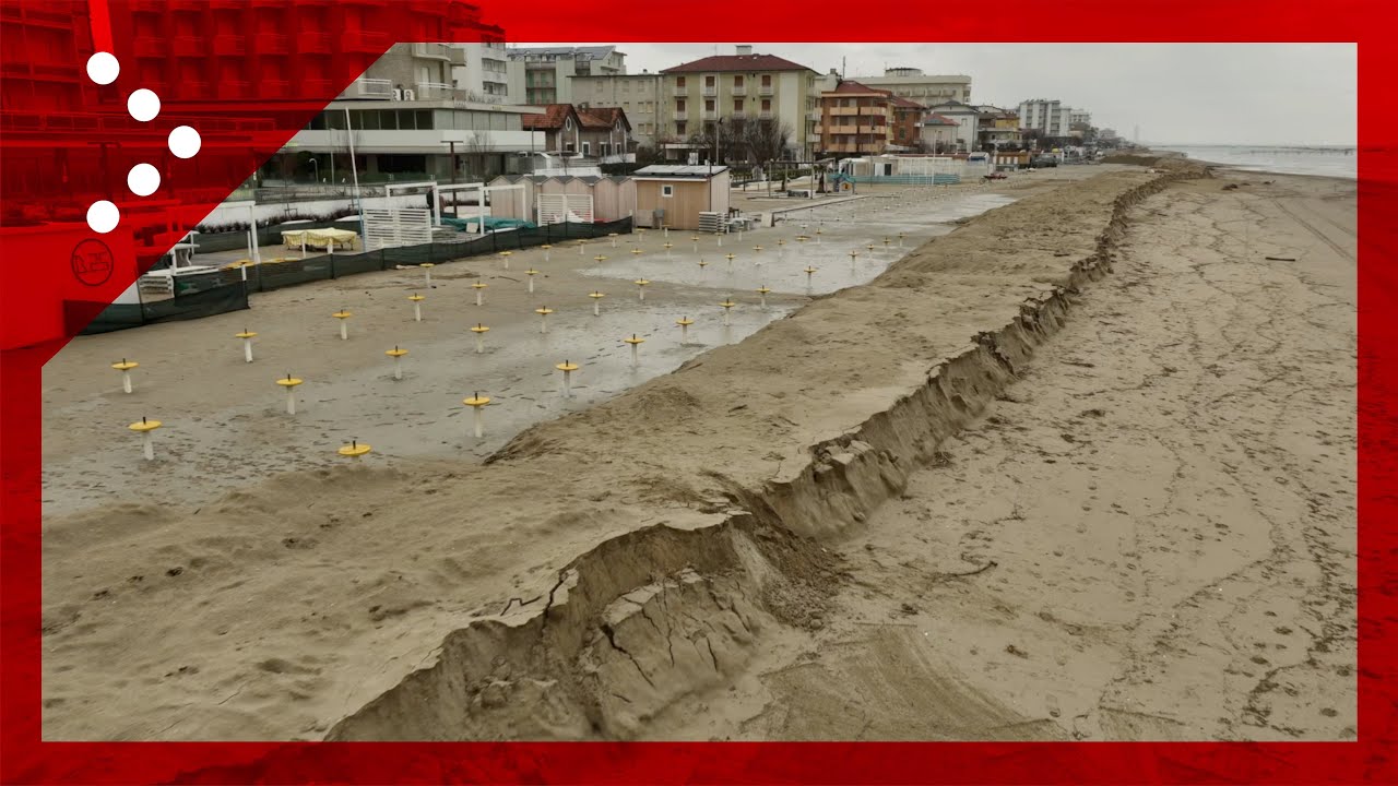 Bellaria, il drone in volo dopo la mareggiata sulla riviera romagnola: dune dimezzate