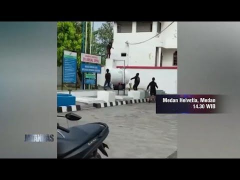 Pelaku Pembacokan Pelajar Kabur Lewat Tembok SPBU Bikin Heboh - JATANRAS