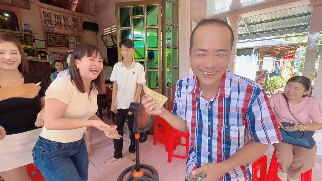 Nhộn nhịp nhận lì xì từ các cậu dì mùng 2 nhà Ngoại quá vui