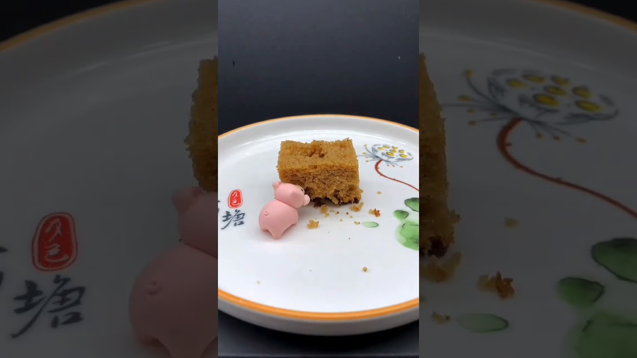Hungry little pig  Eat jujube cake 🍰 pigs feel a little sweet haha