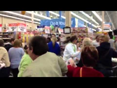 Black Friday 2014 WalMart Fight - YouTube