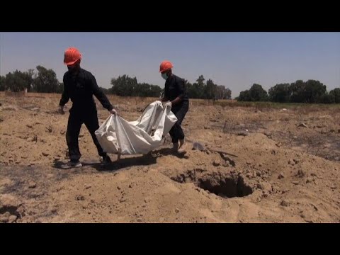 Syrie: environ 200 corps retrouvés dans une fosse commune à Raqa | AFP News Syrie: environ 200 corps retrouvés dans une fosse commune à Raqa | AFP News