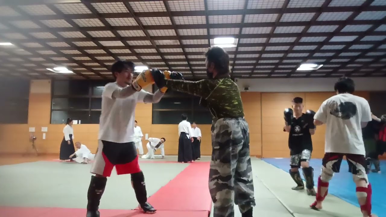 東山千種スポーツセンター🥊孫と一般生徒🥊とのミット打ち練習受ける🥊