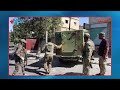 عناصر من الجيش السوري يسعفون طفلة أصيبت جراء استهداف مجموعات خارجة عن القانون لقوات الجيش بالسويداء عناصر من الجيش السوري يسعفون طفلة أصيبت جراء استهداف مجموعات خارجة عن القانون لقوات الجيش بالسويداء