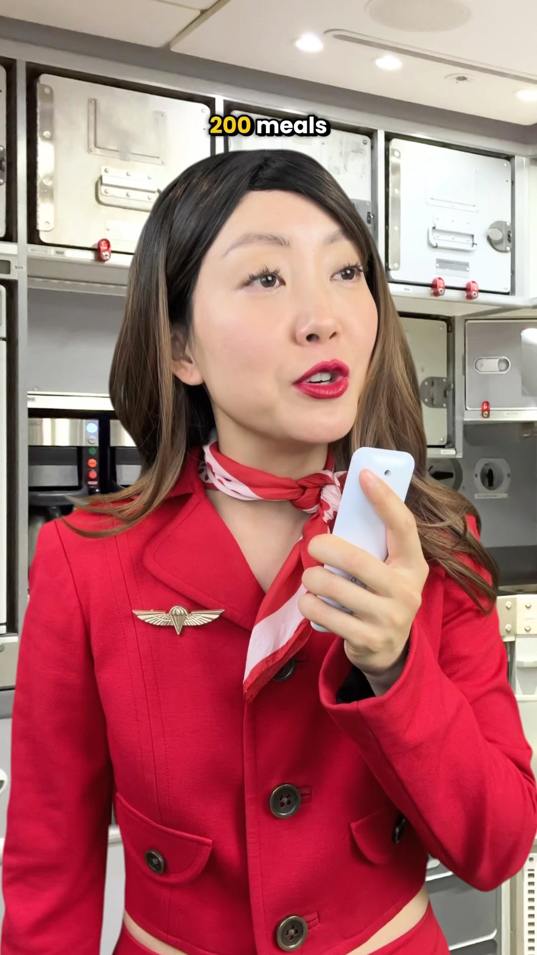 Flight attendant solves meal shortage problem with this clever hack ?