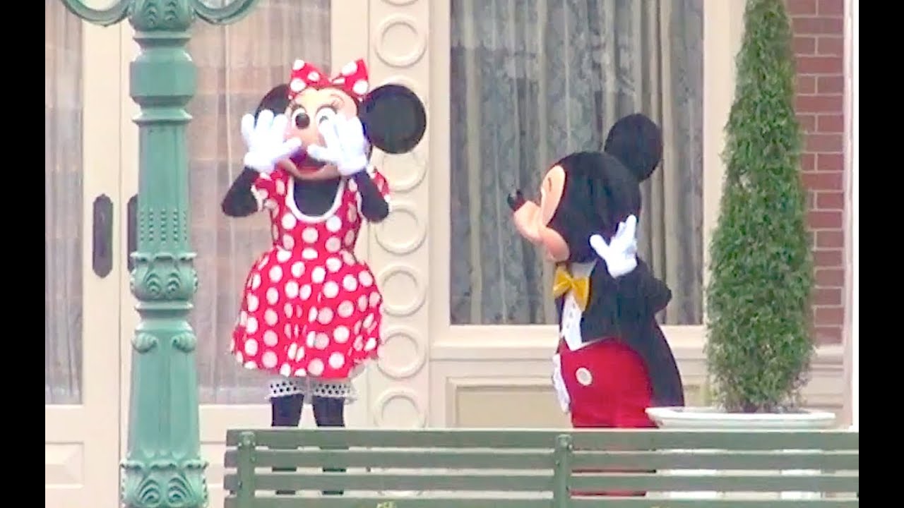 【雨】ミッキー、ミニー、そろってズッコケ（開園前グリーティング TDL）