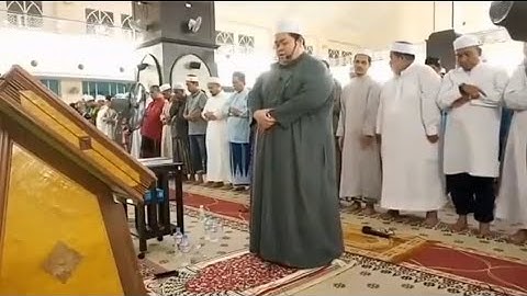 القارئ / محمد شكري يقلد صوت الشيخ عبدالرحمن السديس ماشاء الله تبارك الله