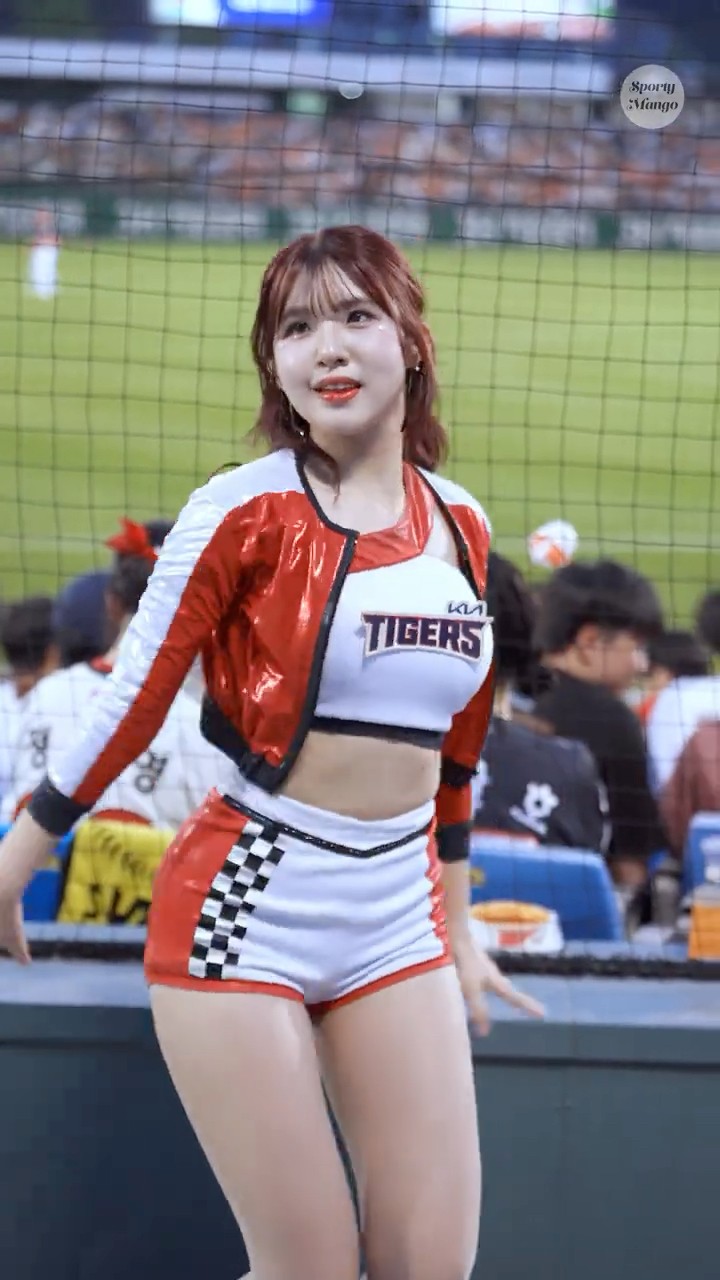 자꾸 아찔한 느낌이 드는 염세빈 치어리더