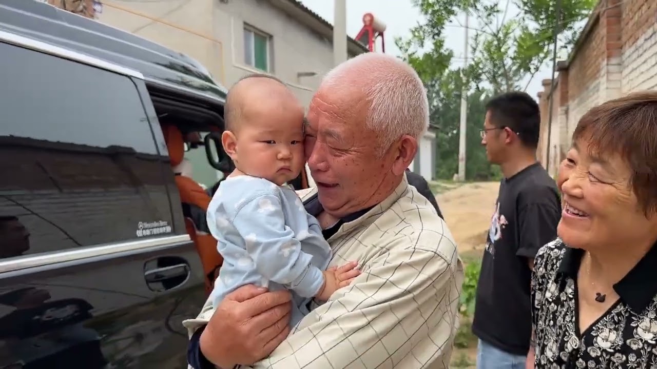 洞哥全家回河北，小伙一家做准备，第一次见面相谈甚欢 #相聚 #都是洞都是坑 #回家团圆