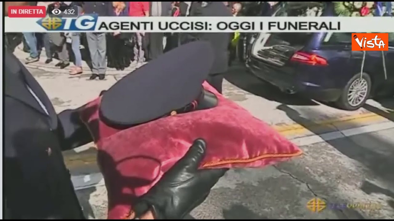 Agenti uccisi a Trieste, lungo applauso all'uscita dei feretri dalla Questura