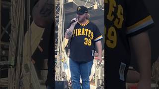 Ernest Sings Feet Wanna Run Live