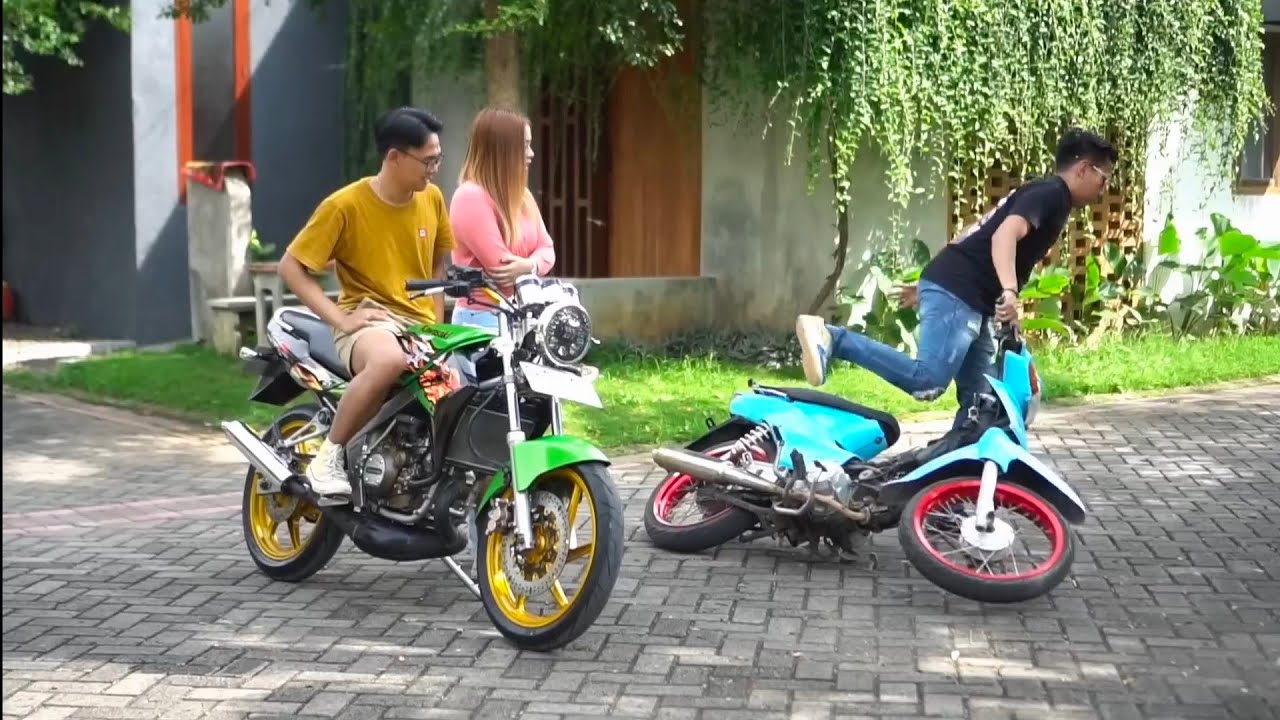 Молодой босс ищет адрес, ездит на «Супре», встречает свою бывшую, подвергается оскорблениям и его...