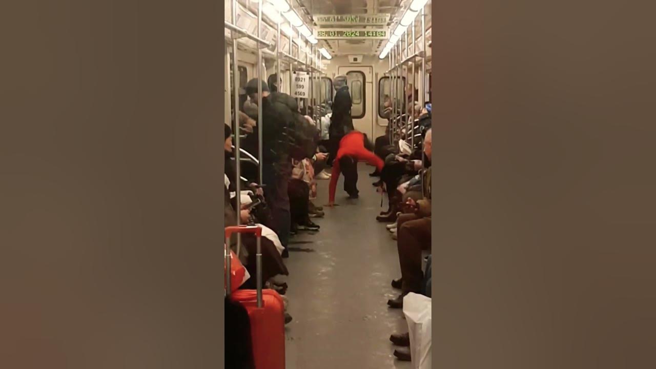 танцующая в метро. танцующая в метро. балерина в метро. уборщик метро. танцующая в метро.