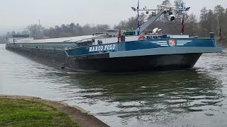 135-Meter-Frachter Marco Polo unter der alten Mainbrücke in Lohr zu Berg