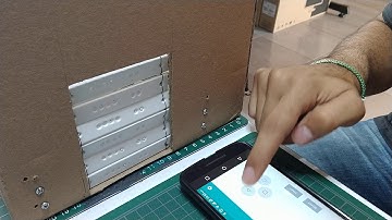 Portón de casa miniatura controlada por bluetooth