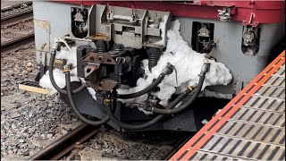 EF81-141から滴る雪解け水