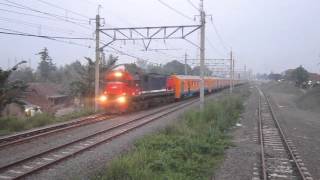 Lok merah CC 201 102 dinas KA Kaki Seribu