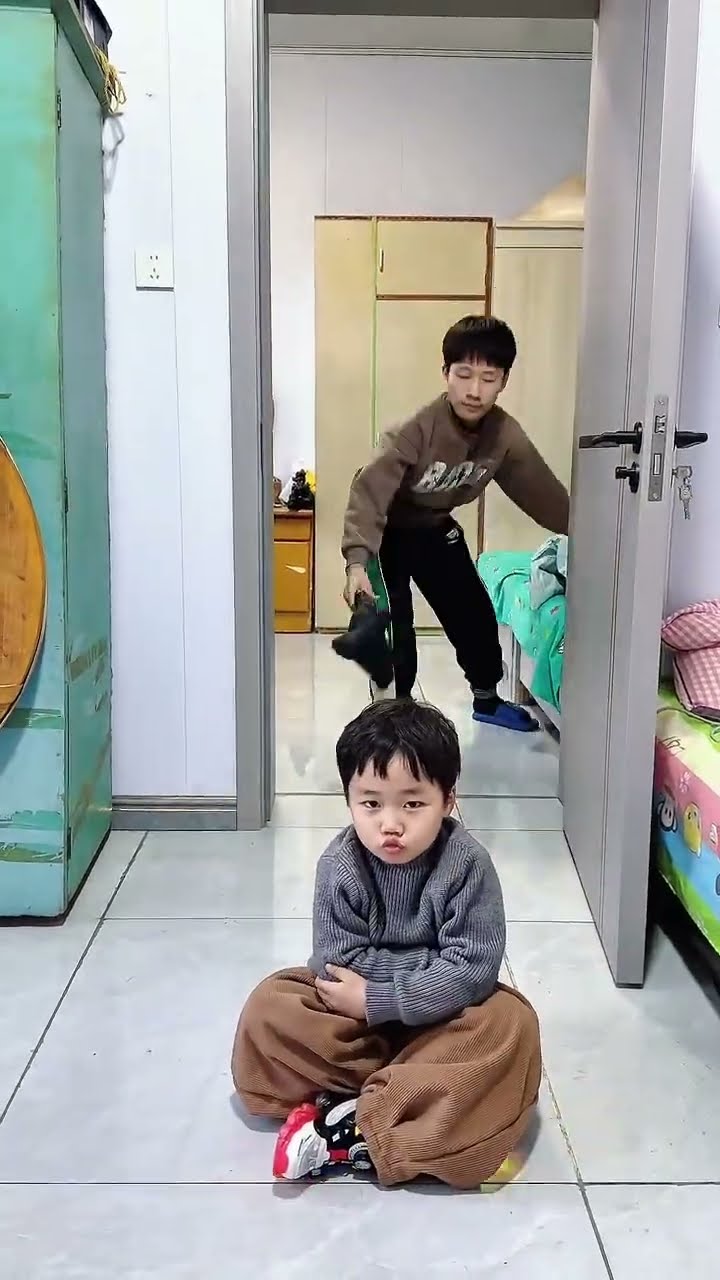 幼崽在房间哥哥作业都写不成，一气之下让哥哥给赶出来，看样子小家伙还挺不服气！#Cute baby#Cute#呆萌小米宝#聪明宝宝#萌娃