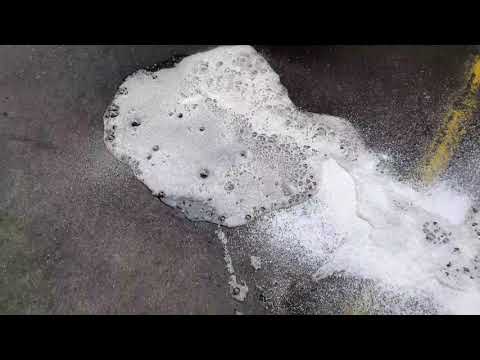 Video: Wat gebeurt er als zuiveringszout reageert met zwavelzuur?