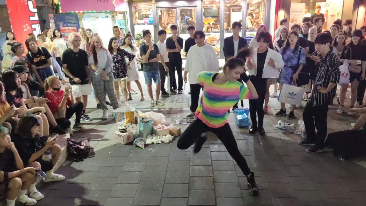 RED SPARK🥰. ALINA'S IMPROMPTU DYNAMIC PERFORMANCE. FALLING IN LOVE WITH BUSKING PASSION.