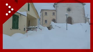 Maxi nevicata in Appennino: centri abitati sommersi dalla neve. Ruspe in azione per liberare strade