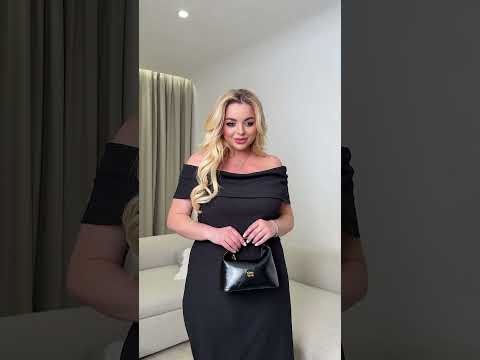 Спокуслива облягаюча весняна сукня максі із м'якого трикотажу з відкритми плечима, видео 1