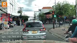 Xe gắn máy chở 2 người không đội mũ bảo hiểm trên đường Lê Văn Lương Quận 7