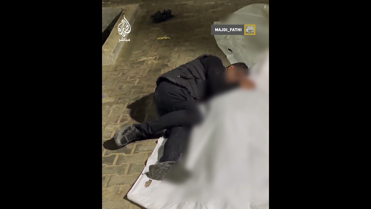 في مشهد مؤثر.. فلسطيني ينام بجوار جثمان صديقه