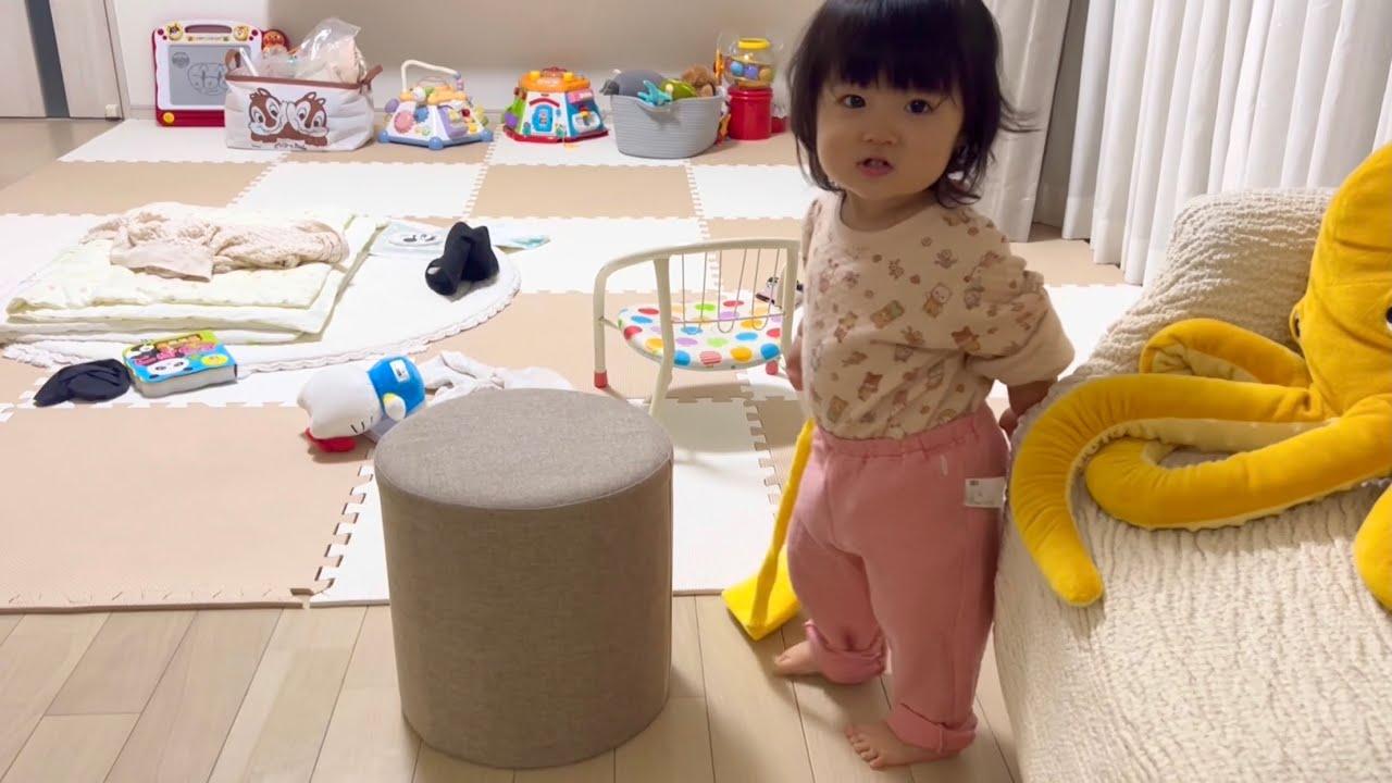 パパに着地する方法が癖強な一歳半/The way the baby sits on dad at