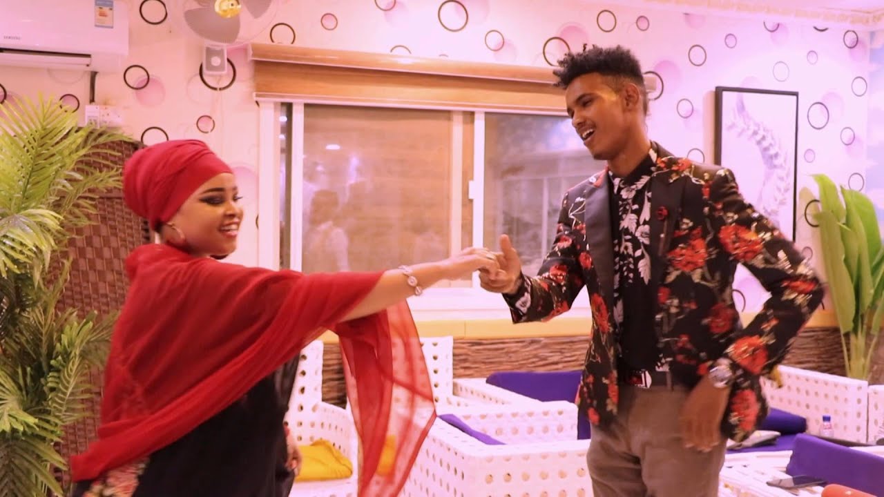 Qora tanli ayollarning porno suratlari yana porladi