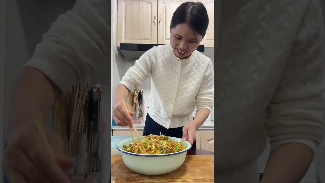 今天给公婆做一顿菜蟒，之前公公在工地干活也没吃着，配上土豆丝和裙带菜汤，他们吃的很开心。#菜蟒 #谁能拒绝一锅热乎乎的美食 #记录我的农村生活 #东北农村生活 #裙带菜 @抖音媒体内容优推官