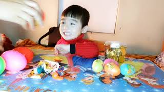 Bóc trứng khủng long được quá trời kẹo và đồ chơi. ❤Bí Anh Toy review TV❤ screenshot 4
