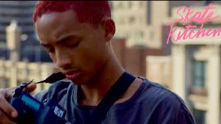赤髪のジェイデン・スミス、恋の行方は…？映画『スケート・キッチン』本編映像