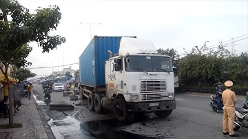 TP Hồ Chí Minh: Container tông dải phân cách, cuốn xe máy vào gầm (Tin trong nước)