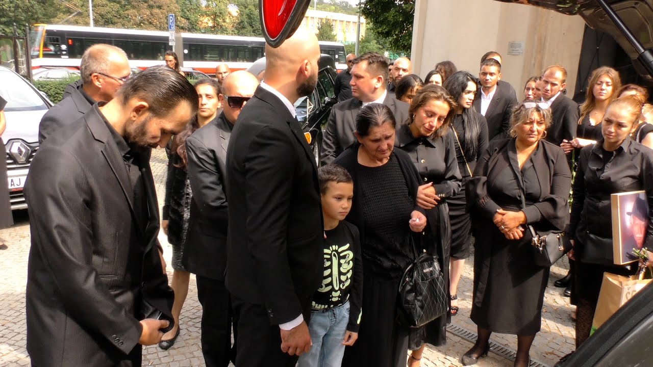 Asi 300 lidí se dnes na pražských Olšanech rozloučilo s Janem Hauerem