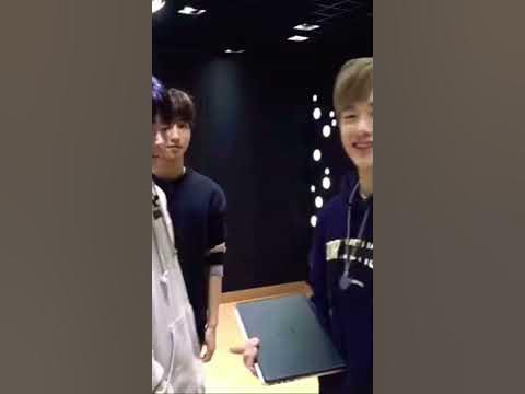 Jeongin got pushed off the escalator #straykids #hanjisung #bangchan ...